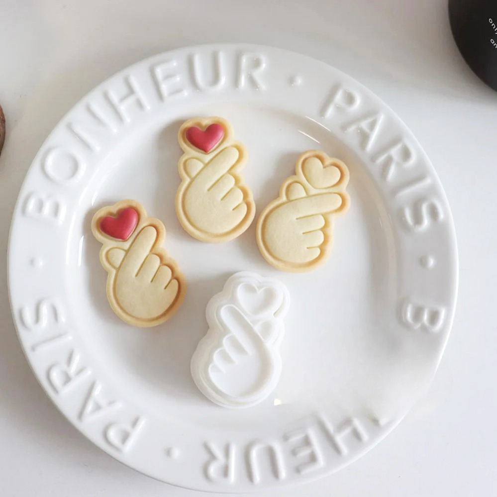 Mini Kitchen Baking - Tagliabiscotti a Forma di Gesto d'Amore,